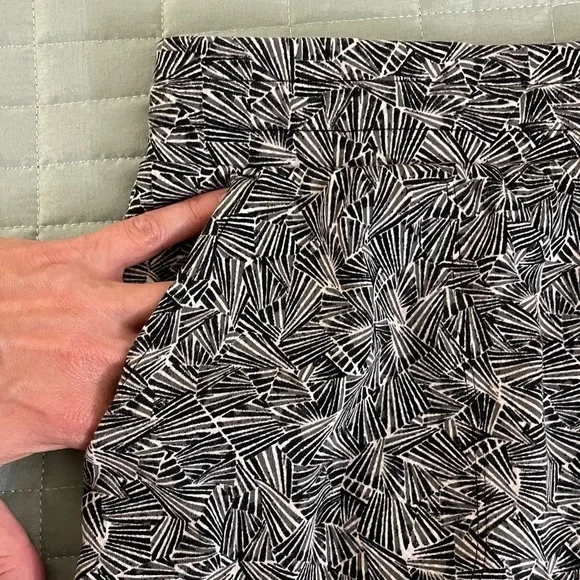 Adorable comfy skort! Black and white geometric pattern cotton blend, size large - Picture 2 of 9